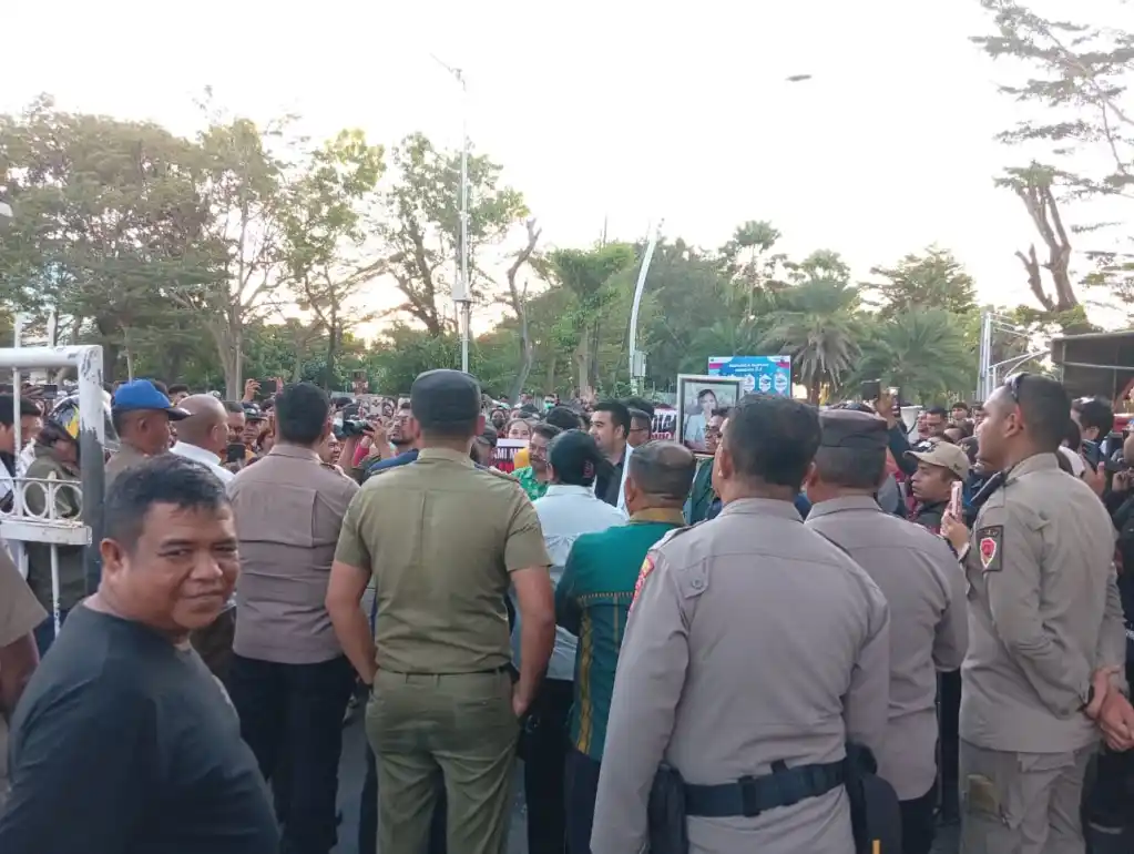 Aksi Damai dan Bakar Lilin